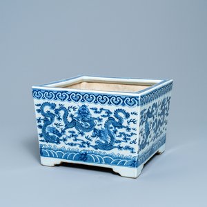 Une jardinière en porcelaine de Chine en bleu et blanc à décor de dragons, 19ème — photo 1