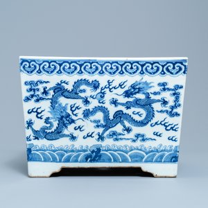Une jardinière en porcelaine de Chine en bleu et blanc à décor de dragons, 19ème — photo 5