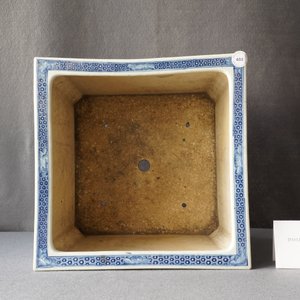 Une jardinière en porcelaine de Chine en bleu et blanc à décor de dragons, 19ème — photo 10