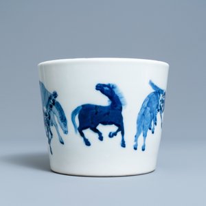 Une jardinière en porcelaine de Chine en bleu et blanc à décor des 'Huit chevaux de Mu Wang', marque de Qianlong, 19ème — photo 2