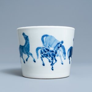 Une jardinière en porcelaine de Chine en bleu et blanc à décor des 'Huit chevaux de Mu Wang', marque de Qianlong, 19ème — photo 3