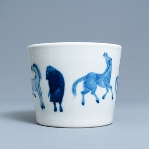 Une jardinière en porcelaine de Chine en bleu et blanc à décor des 'Huit chevaux de Mu Wang', marque de Qianlong, 19ème — photo 4
