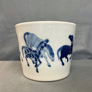 Une jardinière en porcelaine de Chine en bleu et blanc à décor des 'Huit chevaux de Mu Wang', marque de Qianlong, 19ème — photo 9
