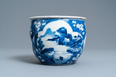 Une jardinière en porcelaine de Chine en bleu et blanc, Kangxi