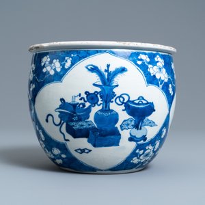 Une jardinière en porcelaine de Chine en bleu et blanc, Kangxi — photo 3
