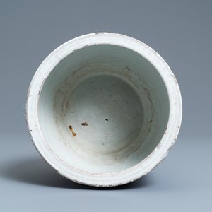 Une jardinière en porcelaine de Chine en bleu et blanc, Kangxi — photo 5