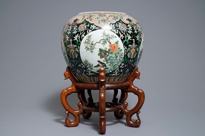 Une jardinière en porcelaine de Chine famille noire sur socle en bois, 19ème