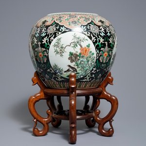 Une jardinière en porcelaine de Chine famille noire sur socle en bois, 19ème — photo 1