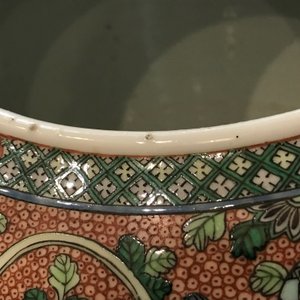 Une jardinière en porcelaine de Chine famille noire sur socle en bois, 19ème — photo 11