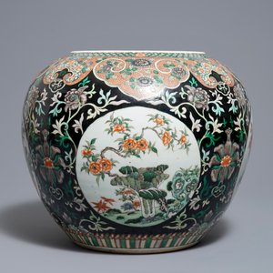 Une jardinière en porcelaine de Chine famille noire sur socle en bois, 19ème — photo 4