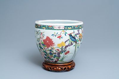 Une jardinière en porcelaine de Chine famille rose, 19ème