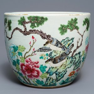 Une jardinière en porcelaine de Chine famille rose à décor d'oiseaux parmi fleurs, 19ème — photo 1