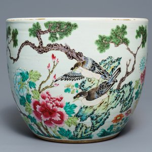 Une jardinière en porcelaine de Chine famille rose à décor d'oiseaux parmi fleurs, 19ème — photo 2