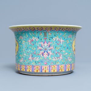 Une jardinière en porcelaine de Chine famille rose à fond turquoise, 19ème — photo 2