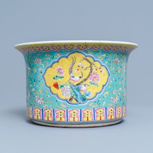 Une jardinière en porcelaine de Chine famille rose à fond turquoise, 19ème — photo 3