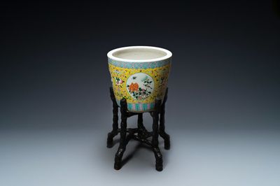 Une jardinière en porcelaine de Chine famille rose sur support en bois, 19ème