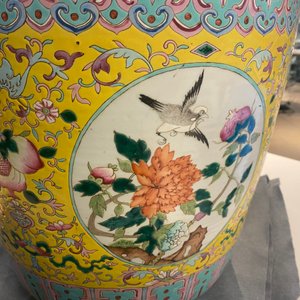 Une jardinière en porcelaine de Chine famille rose sur support en bois, 19ème — photo 13