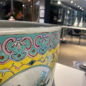 Une jardinière en porcelaine de Chine famille rose sur support en bois, 19ème — photo 15