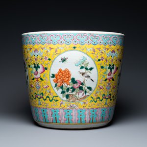 Une jardinière en porcelaine de Chine famille rose sur support en bois, 19ème — photo 5