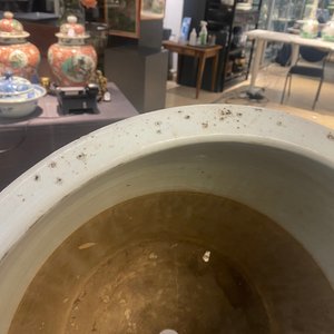 Une jardinière en porcelaine de Chine famille rose sur support en bois, 19ème — photo 9