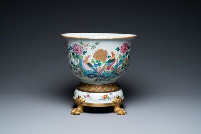 Une jardinière en porcelaine de Chine famille rose sur support en bronze ormolu et porcelaine, Qianlong