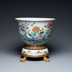 Une jardinière en porcelaine de Chine famille rose sur support en bronze ormolu et porcelaine, Qianlong — photo 1