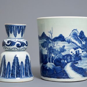 Une jardinière et un bougeoir à inscription en porcelaine de Chine bleu et blanc, 18/19ème — photo 4