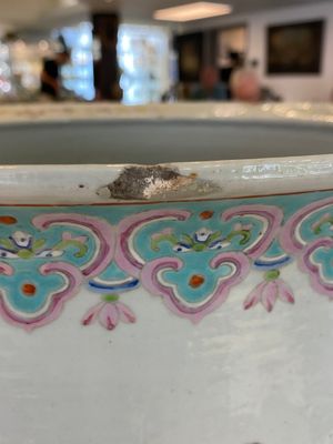 Une jardinière et un vase en porcelaine de Chine famille rose, 19ème — photo 8