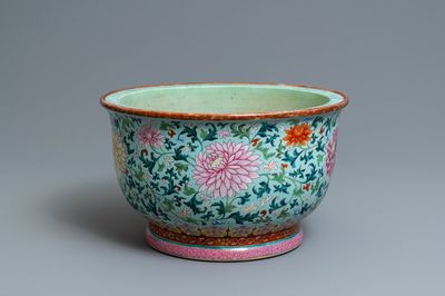 Une jardinière exceptionelle en porcelaine de Chine famille rose à fond turquoise, Qianlong