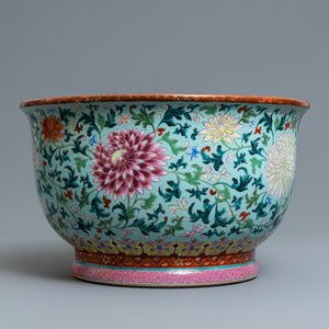 Une jardinière exceptionelle en porcelaine de Chine famille rose à fond turquoise, Qianlong — photo 5