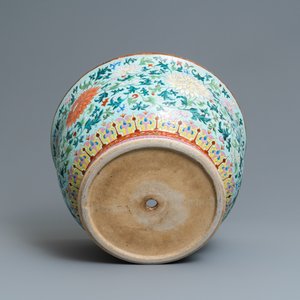 Une jardinière exceptionelle en porcelaine de Chine famille rose à fond turquoise, Qianlong — photo 7
