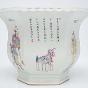 Une jardinière hexagonale en porcelaine de Chine famille rose à décor "Wu Shuang Pu", 20ème — photo 3