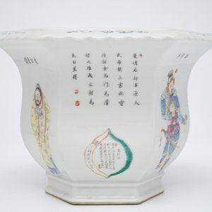 Une jardinière hexagonale en porcelaine de Chine famille rose à décor "Wu Shuang Pu", 20ème — photo 5