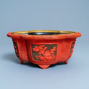 Une jardinière quadrilobée en laque de Chine en rouge et noir, Qianlong — photo 2