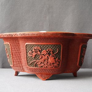 Une jardinière quadrilobée en laque de Chine en rouge et noir, Qianlong — photo 9