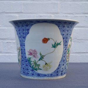 Une jardinière sur sous-plat en porcelaine de Chine famille rose, marque de Guangxu, République, 20ème — photo 14