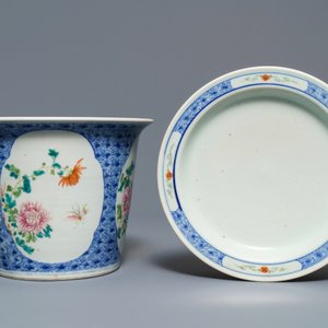 Une jardinière sur sous-plat en porcelaine de Chine famille rose, marque de Guangxu, République, 20ème — photo 3