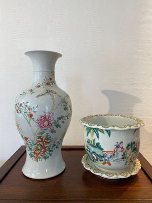 Une jardinière sur support et un vase en porcelaine de Chine famille rose, marque de Hongxian et de Qianlong, République — photo 1