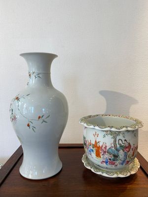 Une jardinière sur support et un vase en porcelaine de Chine famille rose, marque de Hongxian et de Qianlong, République — photo 2