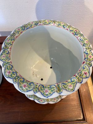 Une jardinière sur support et un vase en porcelaine de Chine famille rose, marque de Hongxian et de Qianlong, République — photo 4