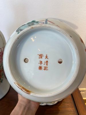 Une jardinière sur support et un vase en porcelaine de Chine famille rose, marque de Hongxian et de Qianlong, République — photo 6