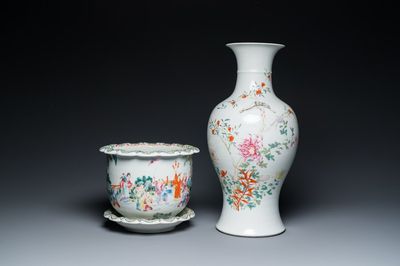 Une jardinière sur support et un vase en porcelaine de Chine famille rose, marque de Hongxian et de Qianlong, République