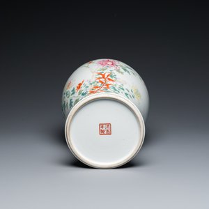 Une jardinière sur support et un vase en porcelaine de Chine famille rose, marque de Hongxian et de Qianlong, République — photo 12