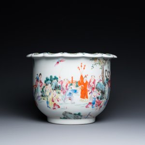 Une jardinière sur support et un vase en porcelaine de Chine famille rose, marque de Hongxian et de Qianlong, République — photo 13