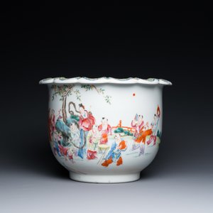 Une jardinière sur support et un vase en porcelaine de Chine famille rose, marque de Hongxian et de Qianlong, République — photo 14
