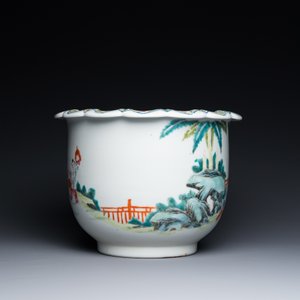 Une jardinière sur support et un vase en porcelaine de Chine famille rose, marque de Hongxian et de Qianlong, République — photo 15