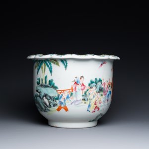 Une jardinière sur support et un vase en porcelaine de Chine famille rose, marque de Hongxian et de Qianlong, République — photo 16