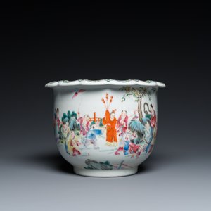 Une jardinière sur support et un vase en porcelaine de Chine famille rose, marque de Hongxian et de Qianlong, République — photo 2