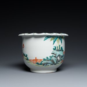 Une jardinière sur support et un vase en porcelaine de Chine famille rose, marque de Hongxian et de Qianlong, République — photo 4