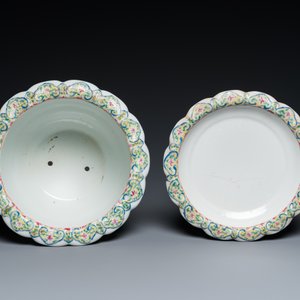 Une jardinière sur support et un vase en porcelaine de Chine famille rose, marque de Hongxian et de Qianlong, République — photo 5